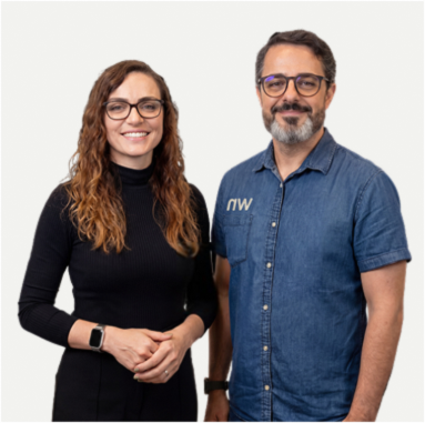 Colaborado da WebNets apontando para o logo da empresa em sua camiseta